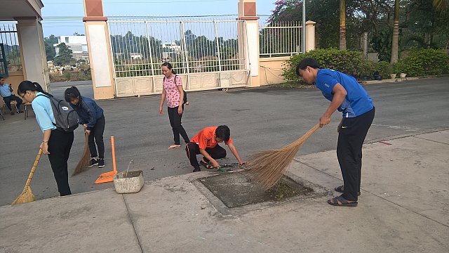 Đoàn viên giáo viên tham gia dọn vệ sinh trước cổng trường và xung quanh nhà trường