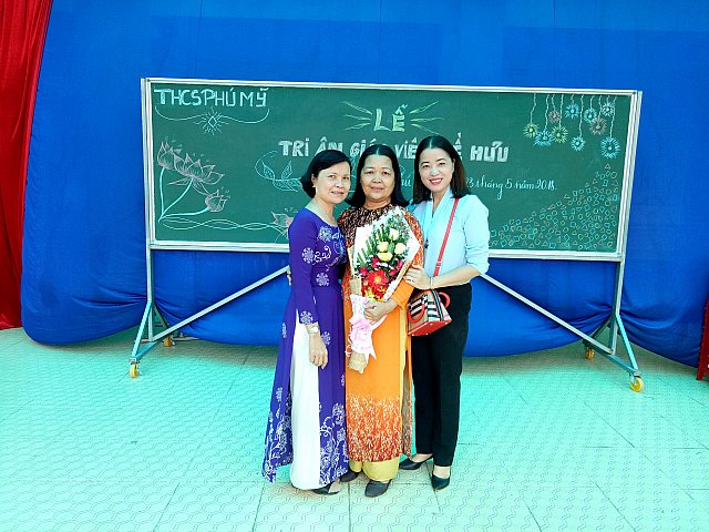 Cô Diệp Thị Ngọc Dung tặng hoa Cô Huỳnh Xuân Nguyệt