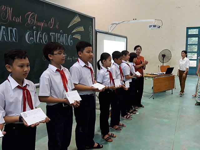 Cô Phạm Thị Lái  - Giáo viên tổ Sử - Địa - GDCD trao phần thưởng cho các em đạt giải