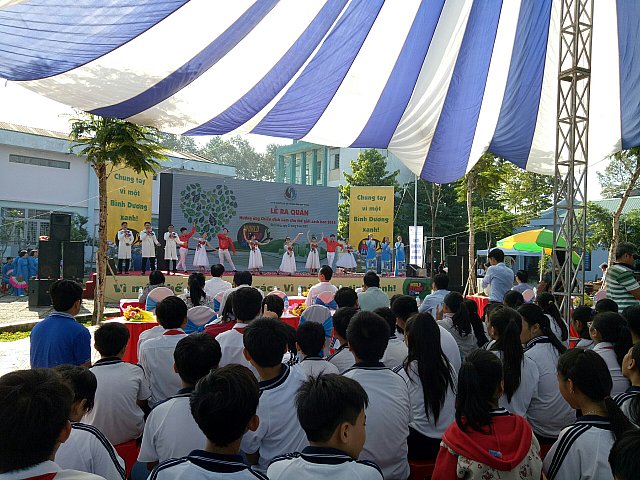 Trường tham gia hưởng ứng Chiến dịch làm cho thế giới sạch hơn năm 2018 tại UBND Phường Phú Mỹ