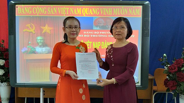 Đ/c Diệp Thị Ngọc Dung trao quyết định kết nạp cho Đảng viên mới Đ/c  Phạm Thị Ngọc Dung