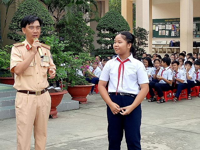 Đ/c Hà Thanh Long - Báo cáo viên Phòng cảnh sát giao thông Thành phố Thủ Dầu Một  sinh hoạt với học sinh