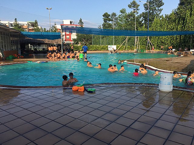 Nhà trường tổ chức cho học sinh học bơi