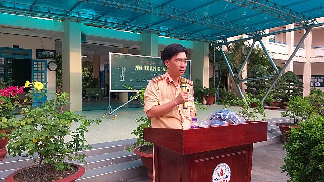 Đ/c Hà Thanh Long - Báo cáo viên Phòng cảnh sát giao thông Thành phố Thủ Dầu Một  sinh hoạt với học sinh