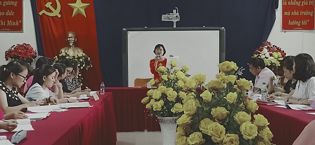 Cô Diệp Thị Ngọc Dung - Hiệu trưởng triển khai đóng góp