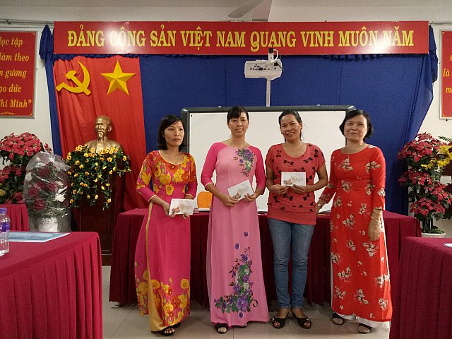 Cô Diệp Thị Ngọc Dung - Hiệu trưởng trao quà mừng sinh nhật