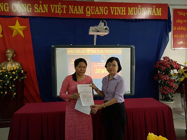 Đ/c Diệp Thị Ngọc Dung trao quyết định kết nạp cho Đảng viên mới Đ/c  Nguyễn Thị Thanh Thúy