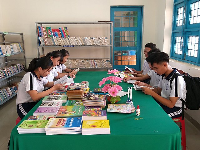 Học sinh đang đọc sách