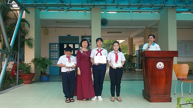 Cô Diệp Thị Ngọc Dung - Hiệu trưởng nhà trường trao giấy khen cho tập thể lớp tham gia đóng góp  sách nhiều nhất