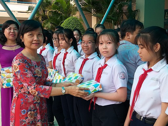 Cô Diệp Thị Ngọc Dung - Hiệu trưởng trao phần thưởng cho học sinh đạt danh hiệu học sinh giỏi