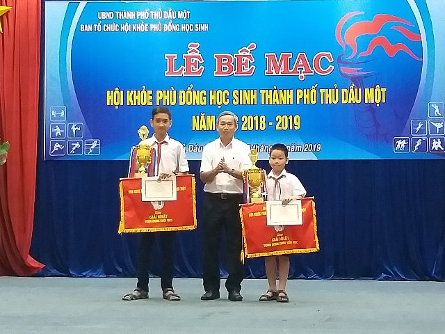 Thầy Nguyễn Văn Chệt - Trưởng phòng GDĐT Thành phố trao hạng nhất toàn đoàn cho nhà trường