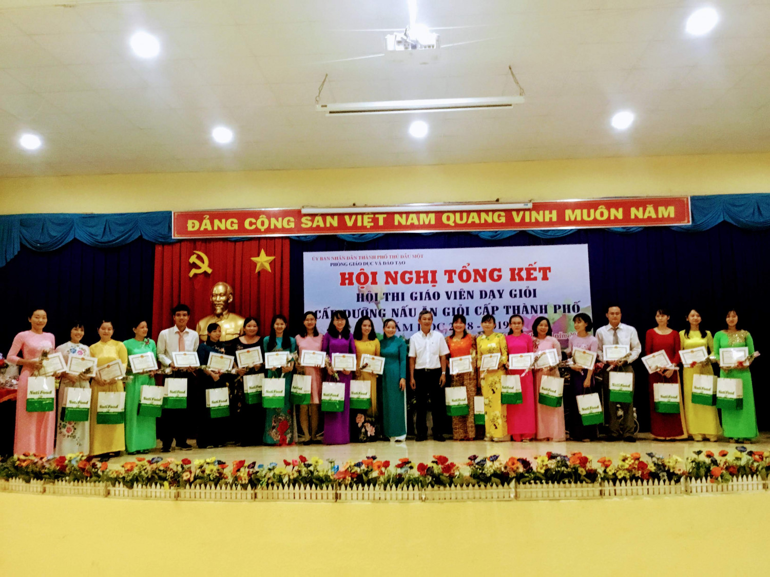 Thầy Nguyễn Văn Chệt (giữa) - trao giấy chứng nhận cho GV đạt GVG cấp Thành phố