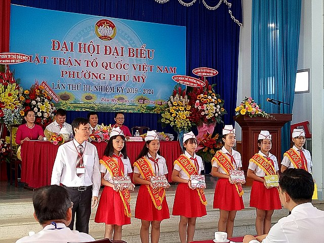 Liên đội nhà trường hỗ trợ Đại hội đại biểu Mặt trận tổ quốc Việt Nam - Phường Phú Mỹ
