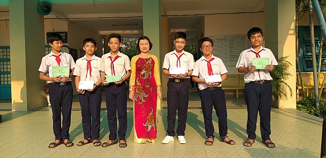 Cô Diệp Thị Ngọc Dung - Hiệu trưởng nhà trường trao giải thưởng cho đội tuyển học sinh Lương Thế Vinh