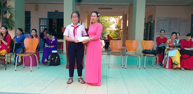 Cô Phạm Thị Bích Thủy - hiệu trưởng nhà trường đại diện trao học bổng