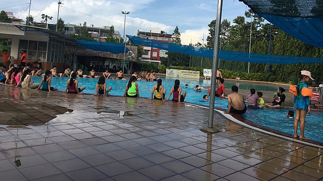 Trường tổ chức học bơi cho học sinh