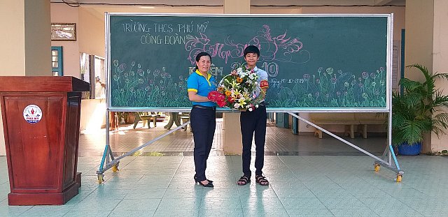 Đại diện học sinh tặng hoa chúc mừng ngày Phụ nữ Việt Nam 20 - 10