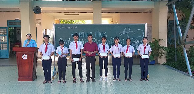Thầy Trương Văn Hải phát thưởng cho các lớp