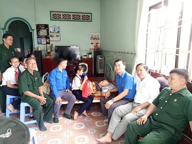 Liên đội thăm bà mẹ Việt Nam Nguyễn Thị Chắc