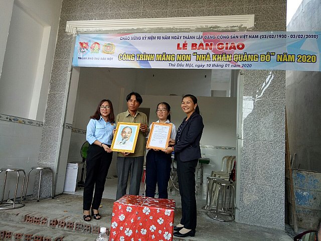 Bà Nguyễn Thị Hồng Yến - Phó chủ tịch UBND Phường Phú Mỹ - Trao quyết định
