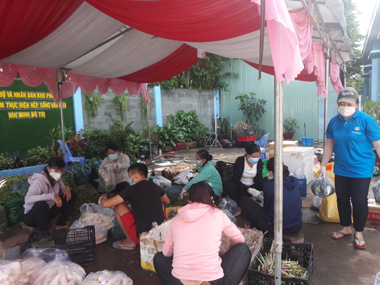 Ban chấp hành công đoàn tham gia phân loại rau, củ, quả tại văn phòng khu phố 6 - phường Phú Mỹ