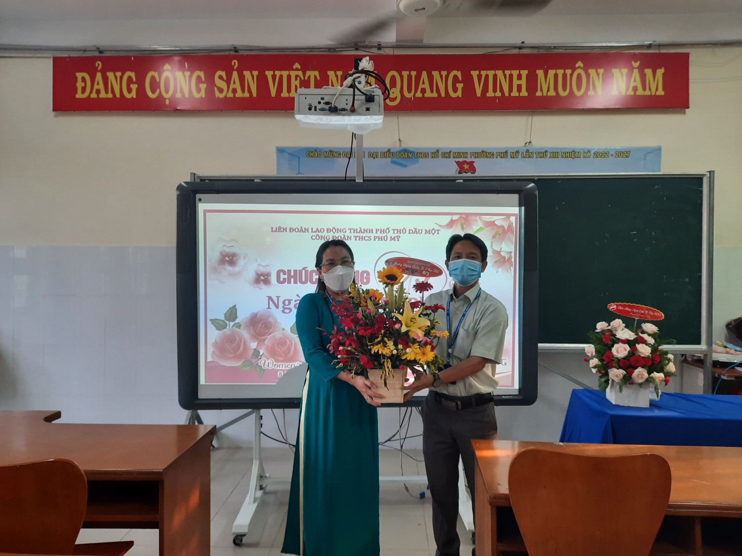 Đ/c Phạm Thị Bích Thủy - Hiệu trưởng nhà trường nhận hoa chúc mừng