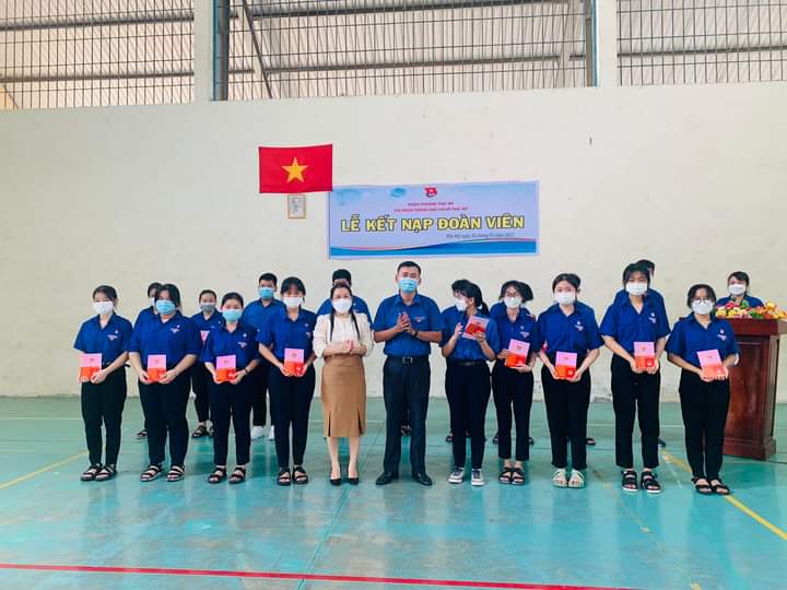 Trường THCS Phú Mỹ tổ chức kết nạp đoàn cho học sinh