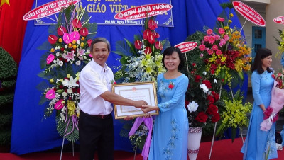 Đc Nguyễn Văn Chệt - Trưởng phòng GD & ĐT đến thăm và chúc mừng trường Phú Mỹ