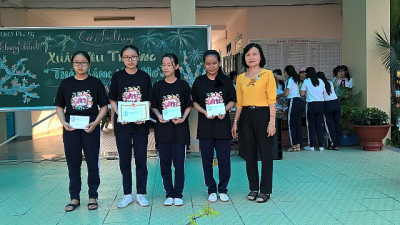 Cô Diệp Thị Ngọc Dung - Hiệu trưởng nhà trường trao phần thưởng cho học sinh