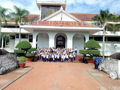 Học sinh tham quan Bảo Tàng Bình Dương