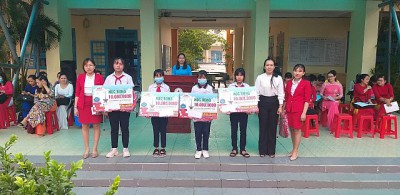 Trung tâm Anh ngữ tặng học bổng cho học sinh trường