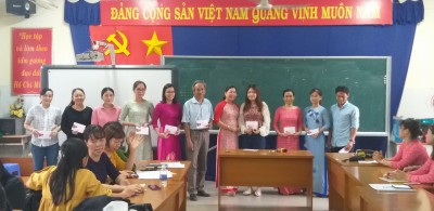 Cô Võ Thị Hà và Thầy Nguyễn Ngọc Sin - trao quà cho công đoàn viên sinh hoạt trong tháng 04