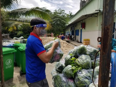 Thầy Nguyễn Văn Linh - Bí thư chi đoàn trường cùng với đoàn phường Phú Mỹ gửi những phần quà đến khu vực nhà trọ bị phong tỏa