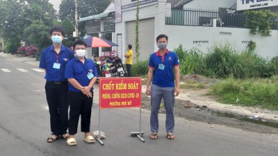 Thầy Nguyễn Văn Linh - Bí thư chi đoàn trường tham gia trực chốt ĐX001