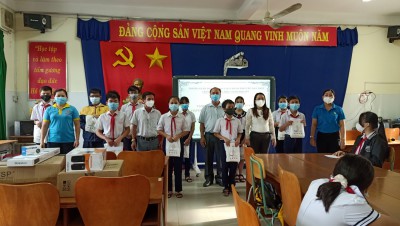 Trao tặng máy tính và điện thoại cho học sinh thiếu thiết bị học tập