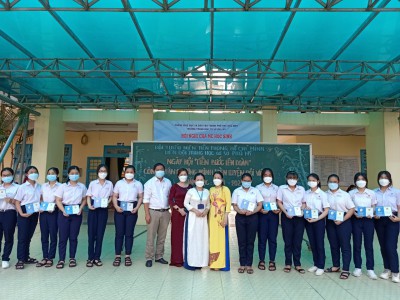 Cô Phạm Thị Bích Thủy - Hiệu trưởng nhà trường  chúc mừng ngày hội (giữa)