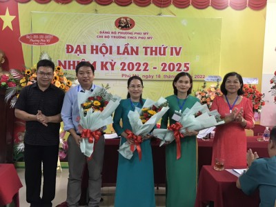 Đ/c Nguyễn Thị Hồng Yến - Phó Bí thư thường trực Đảng uỷ phường Phú Mỹ tặng hoa chúc mừng Ban chi uỷ chi bộ nhiệm kỳ 2022 - 2025