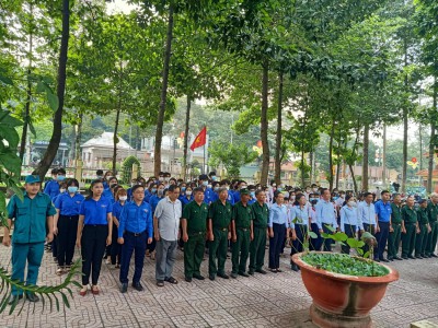 Học sinh trường tham gia viếng đài liệt sĩ phường