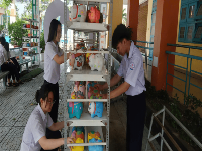 Học sinh trường THCS Phú Mỹ làm vệ sinh góc Thư viện Xanh hưởng ứng Lễ 30/4