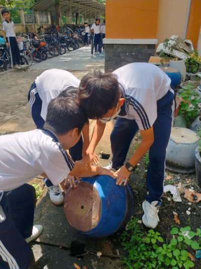 HỌC SINH TRƯỜNG THCS PHÚ MỸ TÍCH CỰC THAM GIA VỆ SINH PHÒNG CHỐNG SỐT XUẤT HUYẾT