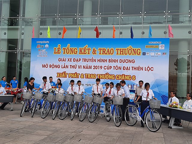 Ban tổ chức giải tặng xe đạp cho học sinh
