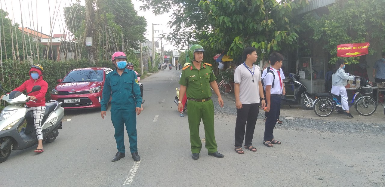 Anh Trần Phương Đại - Cảnh sát khu vực cùng dân quân và chi đoàn giáo viên trường tham gia điều tiết giao thông