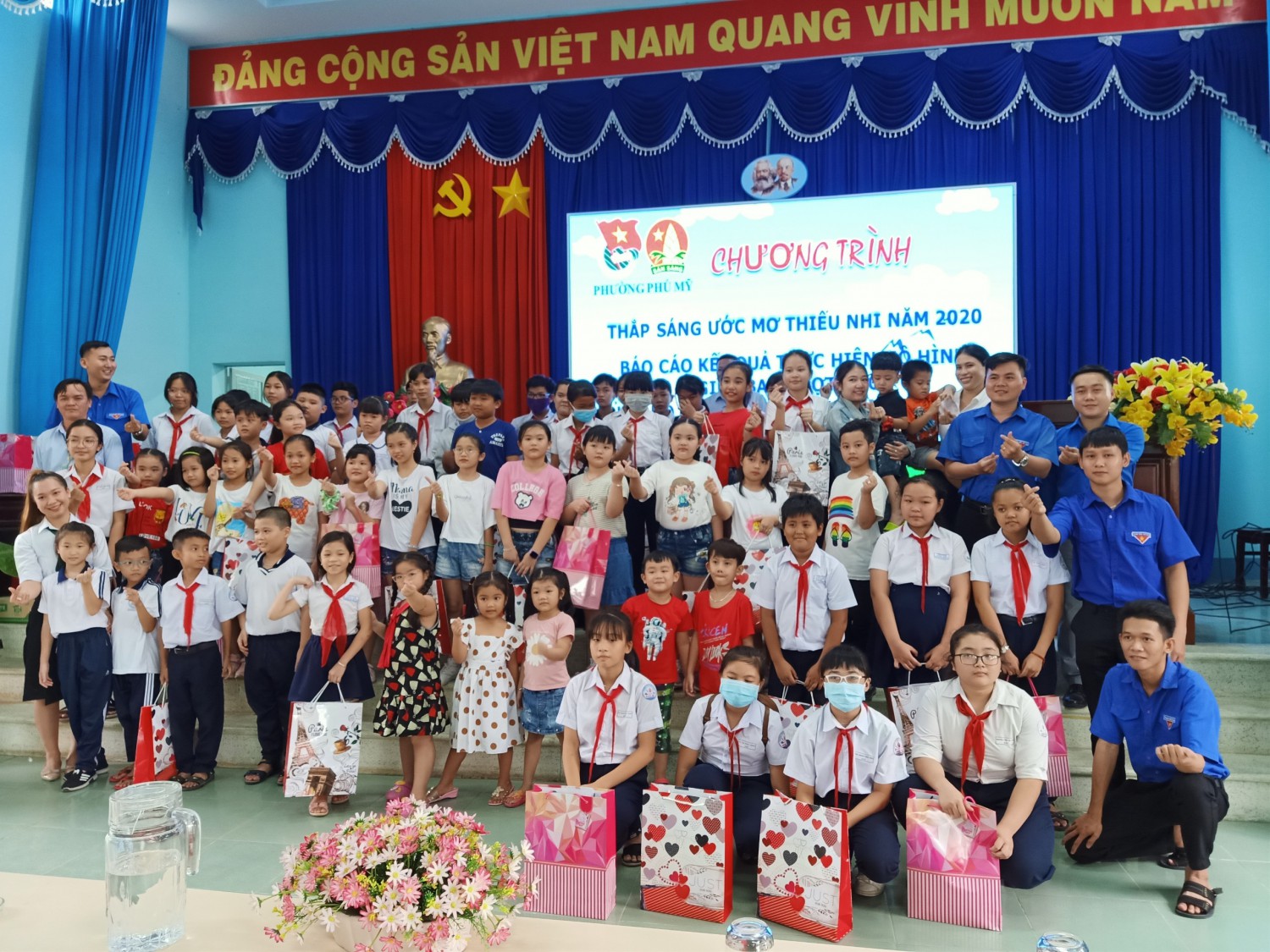 Học sinh nhà trường nhận học bổng do  Đoàn phường Phú Mỹ trao tặng