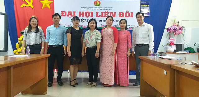 Ban chấp hành công đoàn chụp ảnh lưu niệm cùng đại biểu