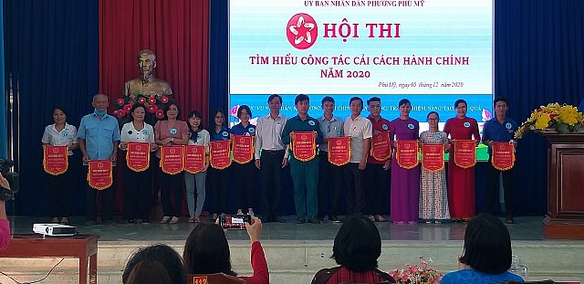 Ban tổ chức trao cờ lưu niệm