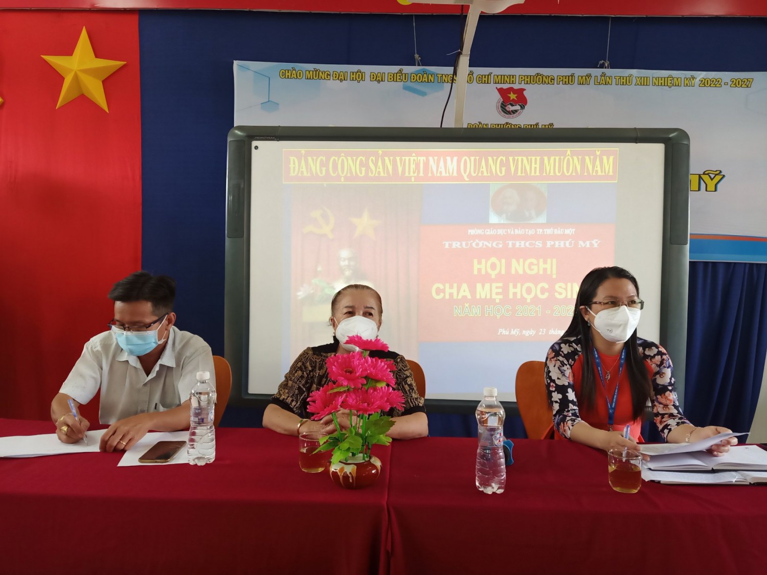 Cô Phạm Thị Bích Thủy - Hiệu trưởng nhà trường (bìa phải) và Ông Đào Duy Tân - Trưởng ban đại diện CMHS (bìa trái)