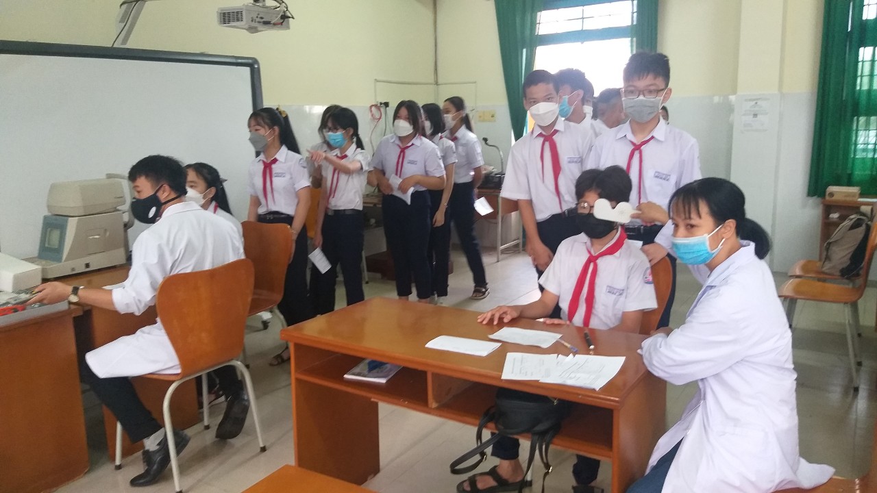 Trường THCS Phú Mỹ tổ chức khám mắt cho học sinh toàn trường