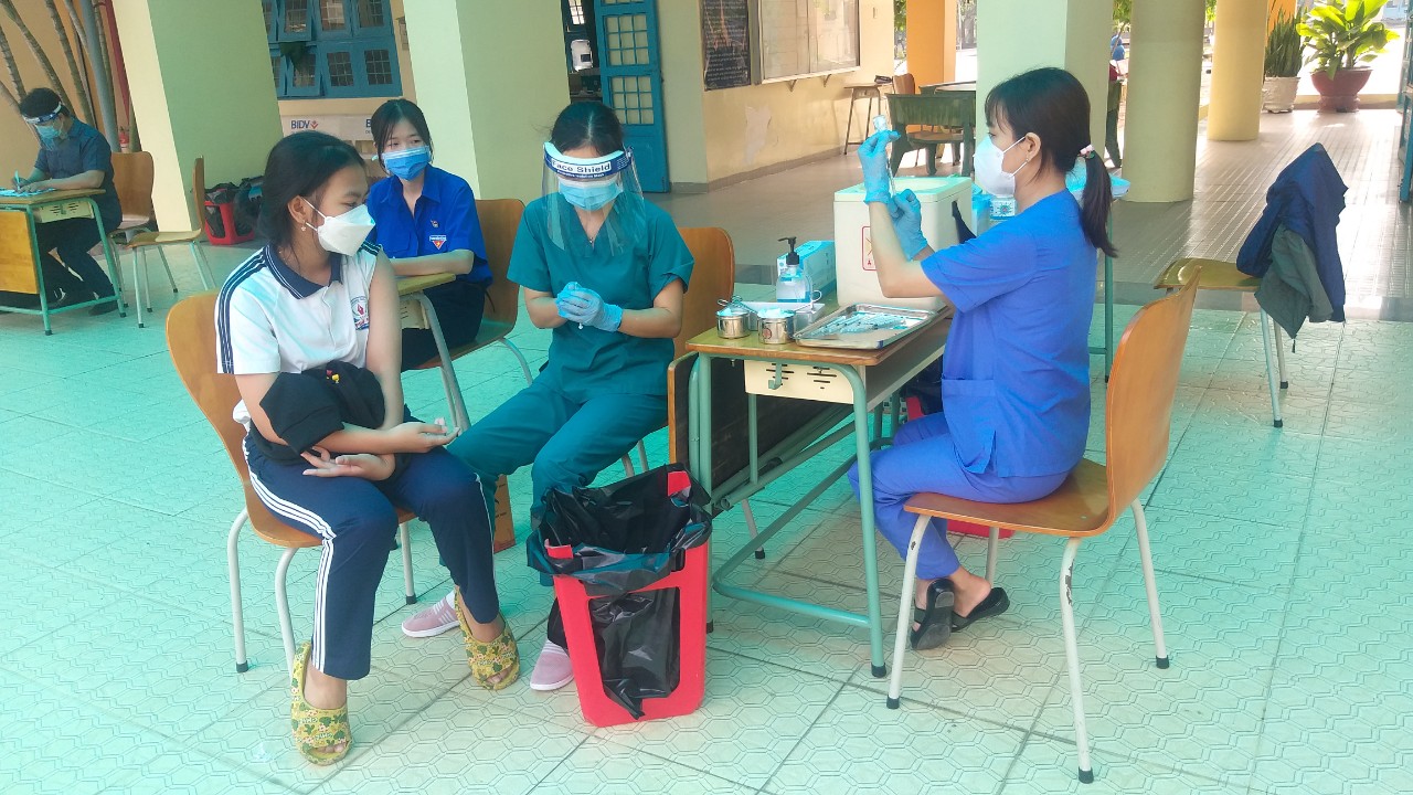 Trường THCS Phú Mỹ tổ chức tiêm vắc xin cho học sinh khối 6