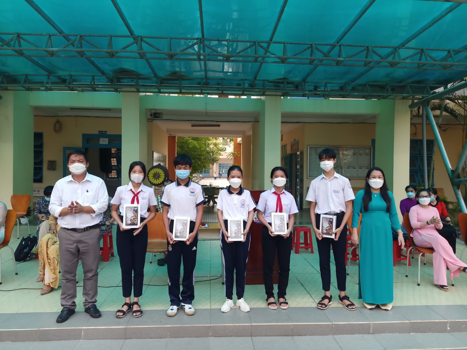 Trường THCS Phú Mỹ tổ chức trao 05 Ipad cho học sinh