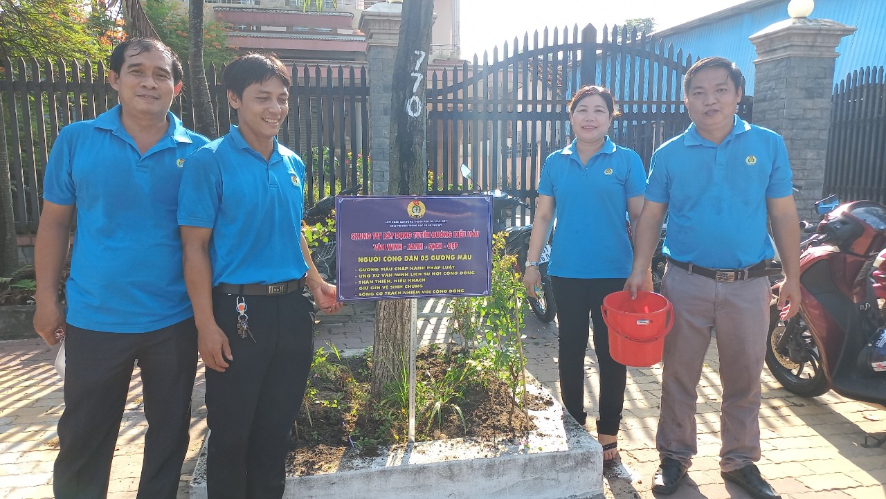 Công đoàn trường THCS Phú Mỹ tham gia trồng cây trên tuyến đường Nguyễn Chí Thanh phường Hiệp An thành phố Thủ Dầu Một